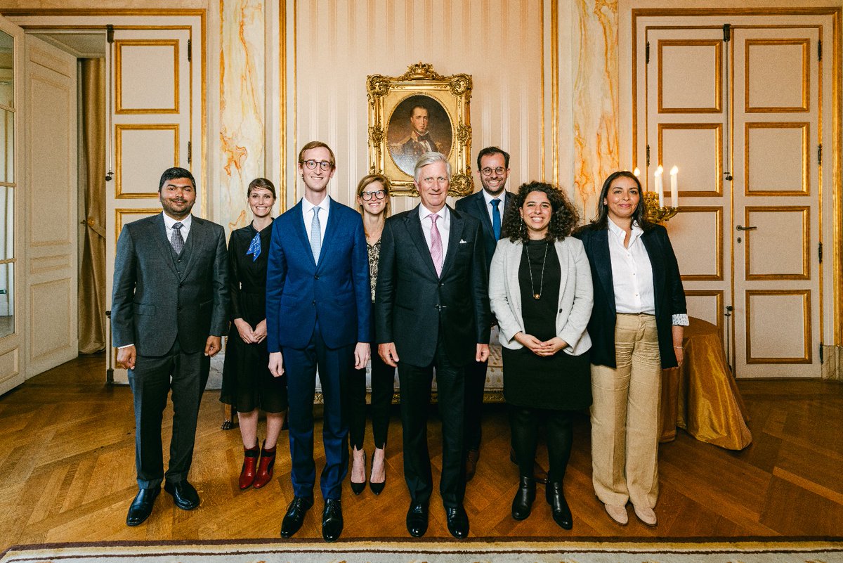 🗣️ De Koning ontvangt zes jonge maatschappelijke leiders van ‘Belgium’s 40 under 40’ in het Koninklijk Paleis. Hij spreekt met hen over hun visie op België in 2030, over hoe ze de toekomst mee vorm willen geven en over de obstakels die ze tegenkomen op hun weg.