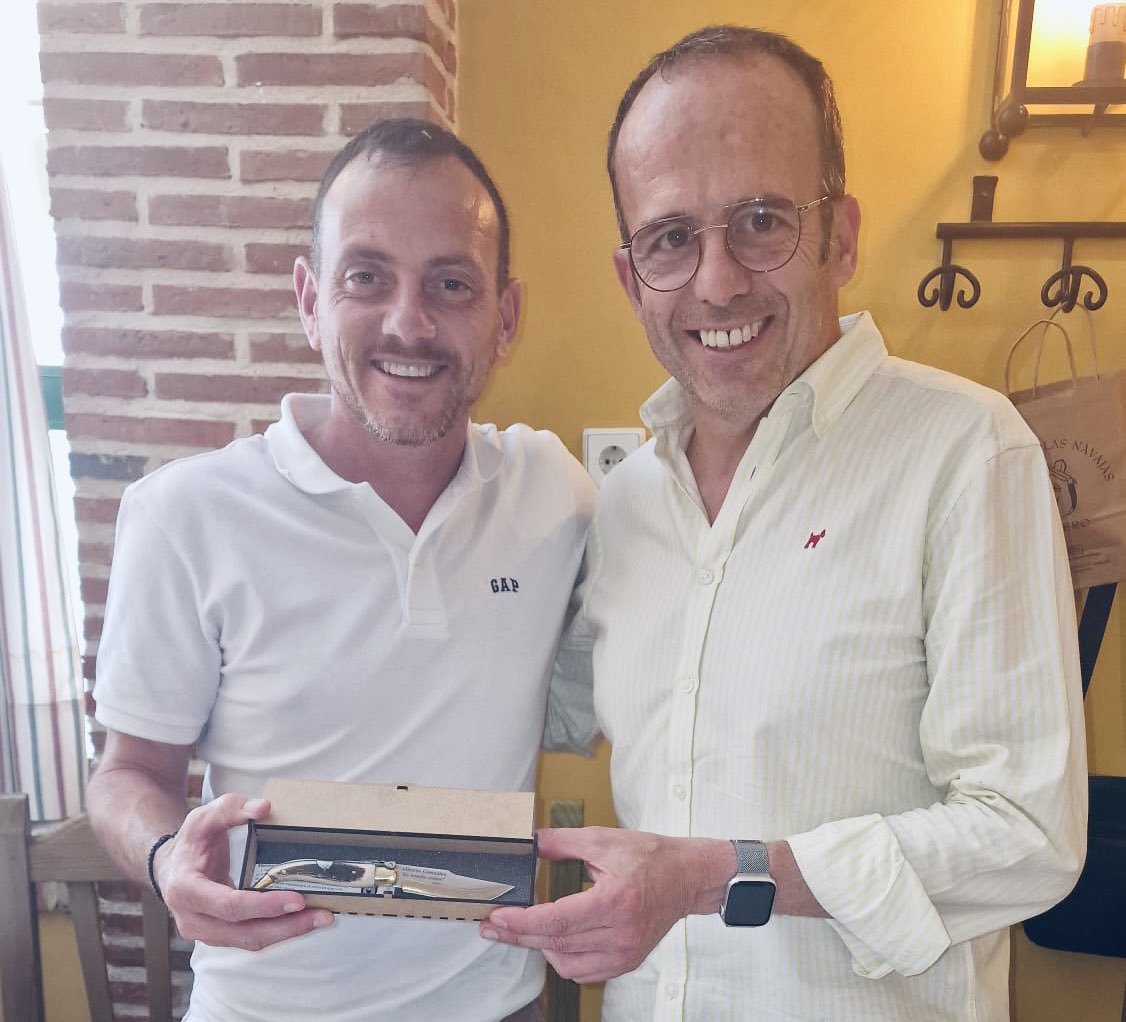 📸 | Primer encuentro "sin micróffono" de la APDA en el Mesón El Sol 🌞 

La asociación ha compartido mesa y mantel con el entrenador del <a href="/AlbaceteBPSAD/">Albacete Balompié 🤍</a> 
Alberto González, que ha recibido el obsequio de una navaja en la que se puede leer: "Es bonito soñar".
