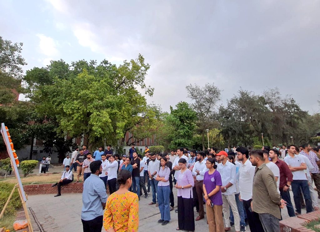 DUABVP's tweet photo. पटना विश्वविद्यालय में छात्र हर्ष राज की AISA के गुंडों द्वारा की गई निर्मम हत्या के विरोध में अभाविप, दिल्ली विश्वविद्यालय द्वारा AISA का पुतला दहन कर न्याय की मांग करते हुए श्रद्धांजलि सभा का आयोजन किया गया।
#ABVP #abvpdu https://t.co/Ys0PThBRFq