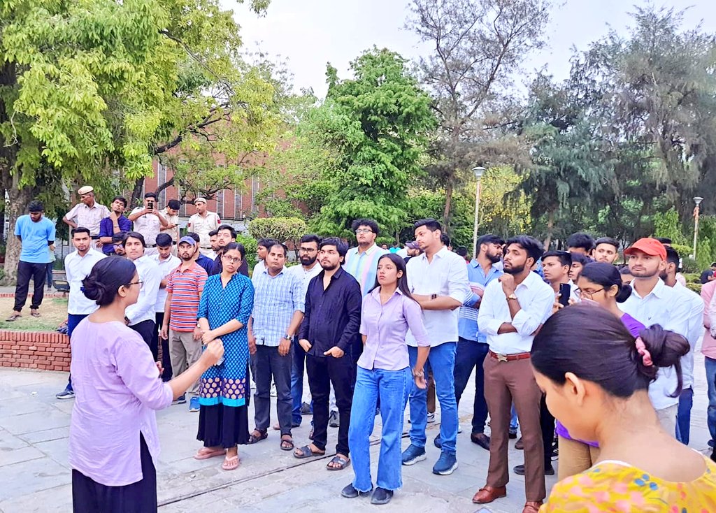 DUABVP's tweet photo. पटना विश्वविद्यालय में छात्र हर्ष राज की AISA के गुंडों द्वारा की गई निर्मम हत्या के विरोध में अभाविप, दिल्ली विश्वविद्यालय द्वारा AISA का पुतला दहन कर न्याय की मांग करते हुए श्रद्धांजलि सभा का आयोजन किया गया।
#ABVP #abvpdu https://t.co/Ys0PThBRFq