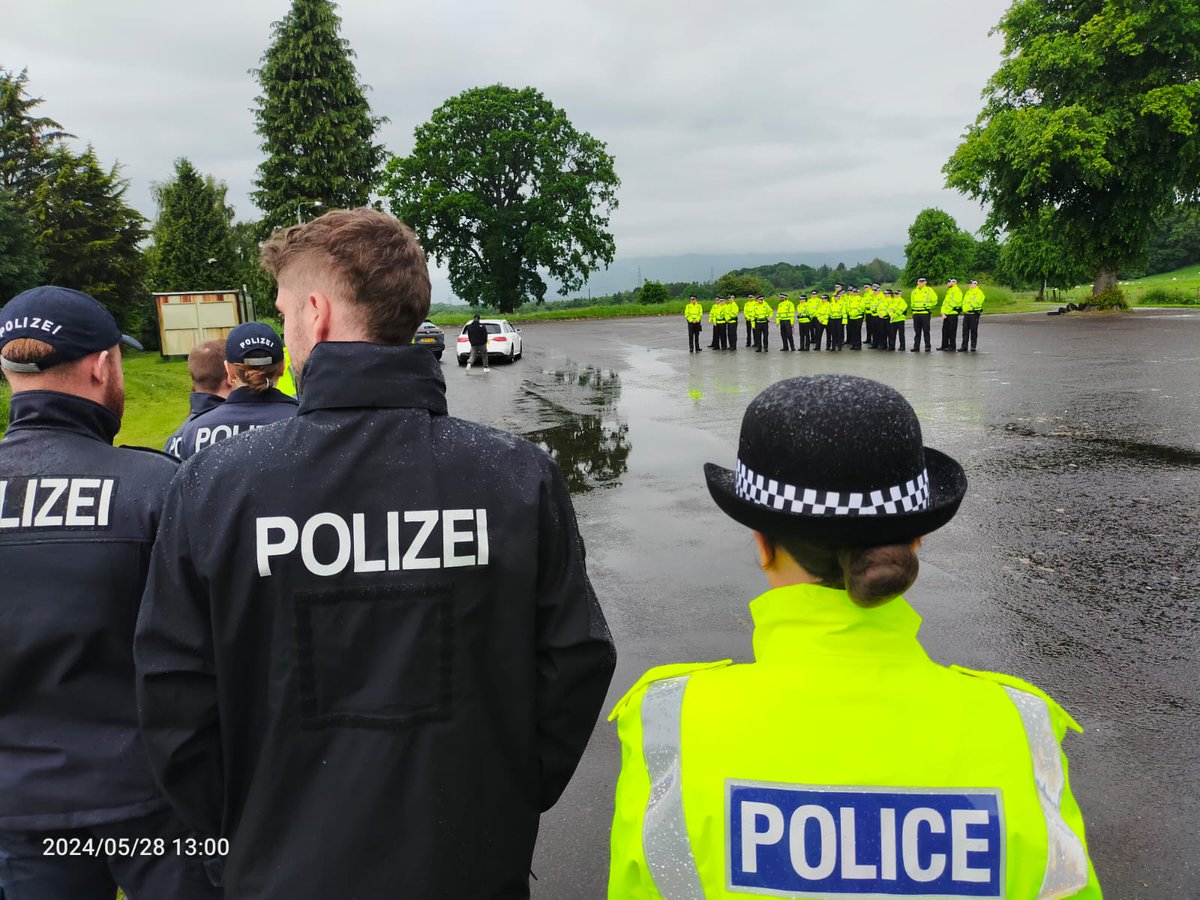 Course 03/23 observed a practical exercise on actions at the scene of a road crash🚔 . They were joined by visitors from @polizeiberlin who are visiting @PSOSCollege for two weeks. #LifeOfAProbationer