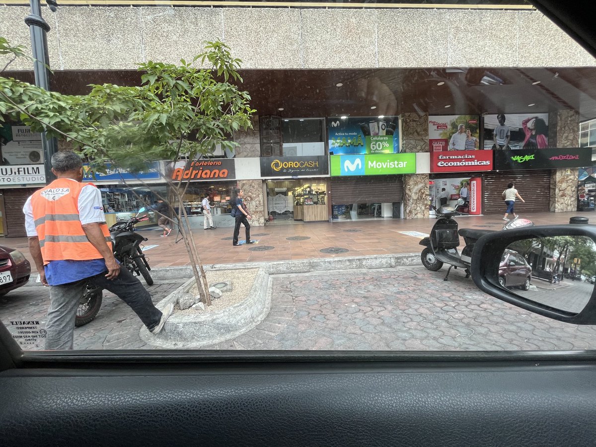 JoseJ03074151's tweet photo. ⁦@ATMGuayaquil⁩ ⁦@aquilesalvarez⁩ ⁦@EmergenciasEc⁩ hasta cuando debemos aguantar a los cuida carros dueños de la calle. Por favor tomar medidas https://t.co/NXmbuN7WFP