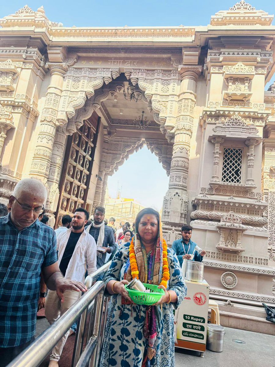 Har har Mahadev 🙏🏻🙏🏻. In the holy city of Kashi at Baba’s feet.