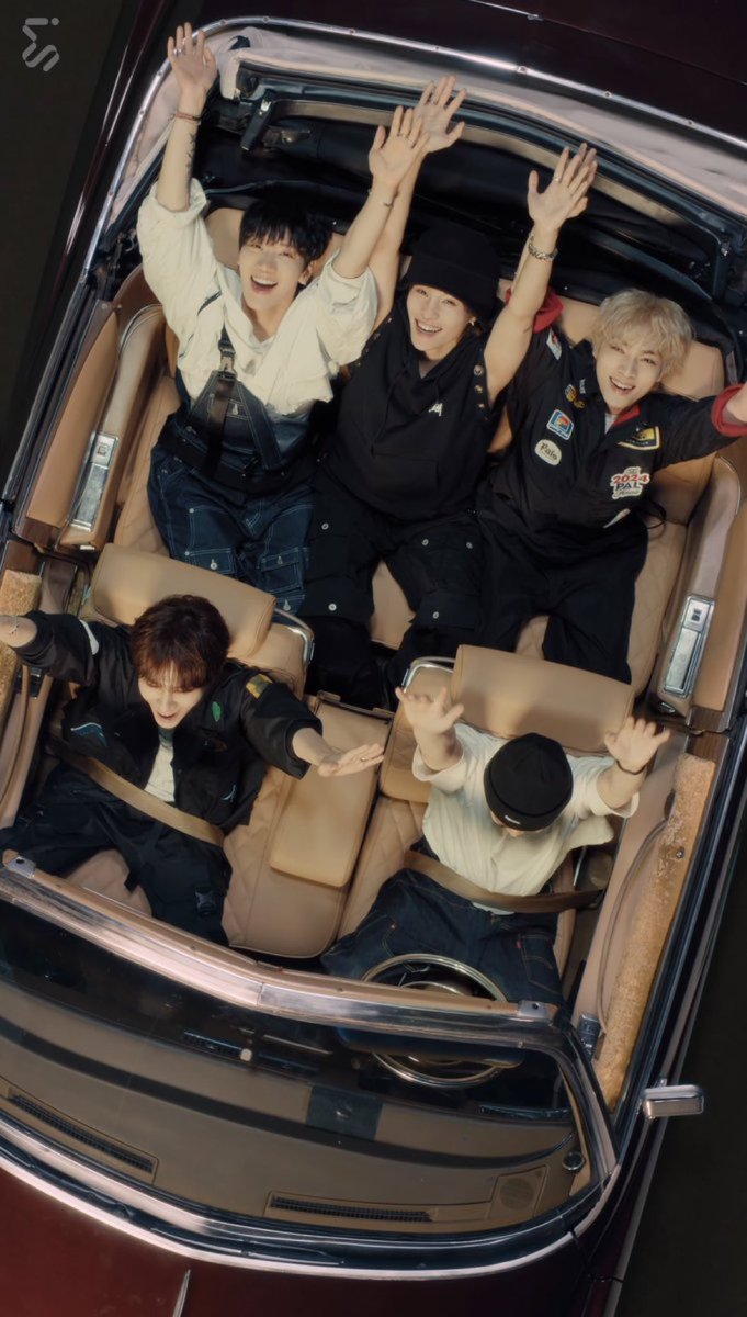 wait if everyone got their hands up, then who's driving the car? 😭

#WayV_NewRide