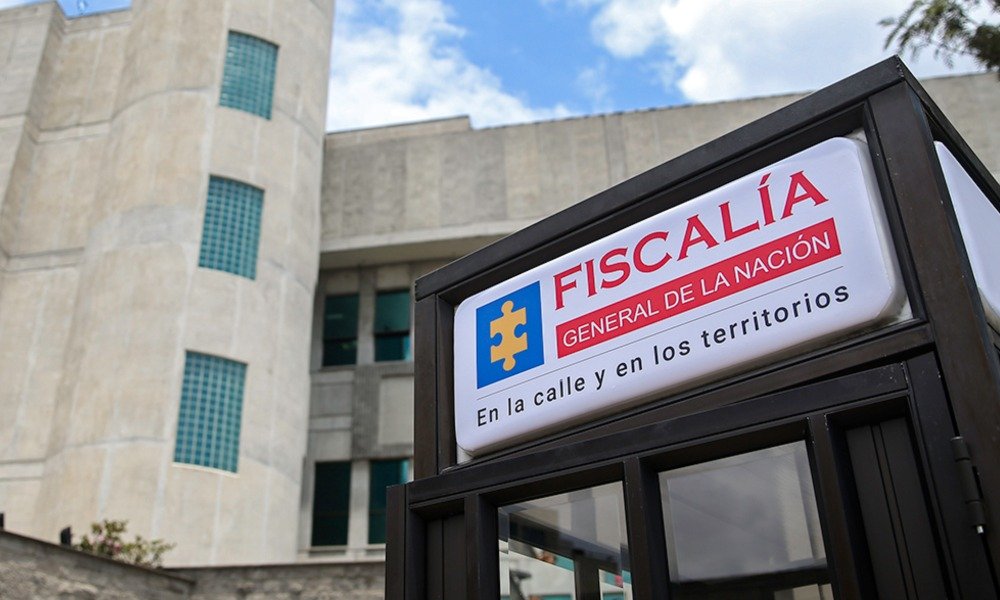 #NoticiasDeLaHora | La @FiscaliaCol  judicializó a tres militares que hacían parte de una red de tráfico de armas que se las vendían a las disidencias, el ELN y el ‘Clan del Golfo’.

📻👉bit.ly/2OHd9xB