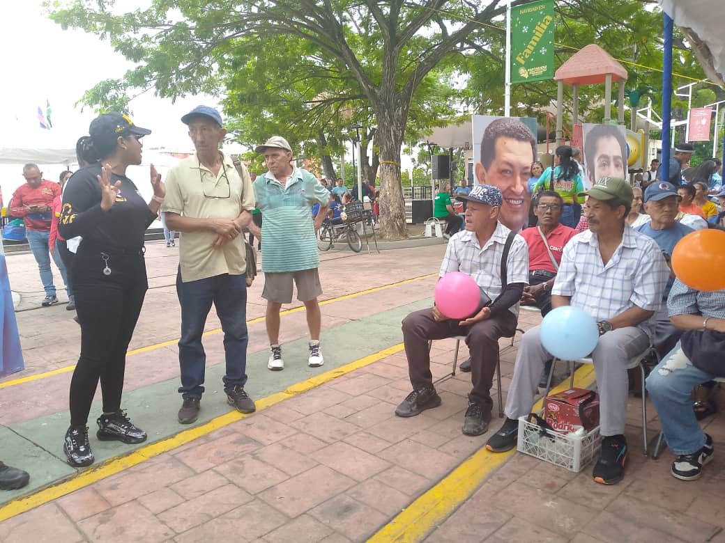 #Efeméride | Funcionarios del #INTT Guanare celebran el Día del Adulto Mayor con actividades recreativas, garantizando el buen trato  a todas y todos los abuelitos de nuestra región.
-
 #UnidosDeCorazón