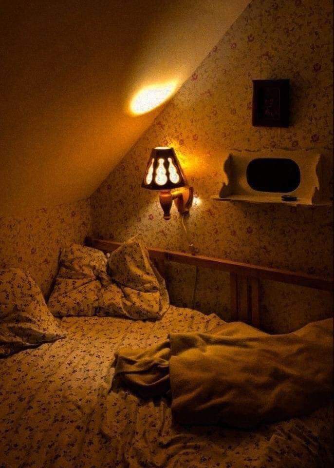 كانت الغرفة المظلمة مكان للعقاب لنا قديمًا ...
 أما الآن فهي أكثر الأماكن أماناً لنفوسنا ...🍂
#شموخ_الجبال