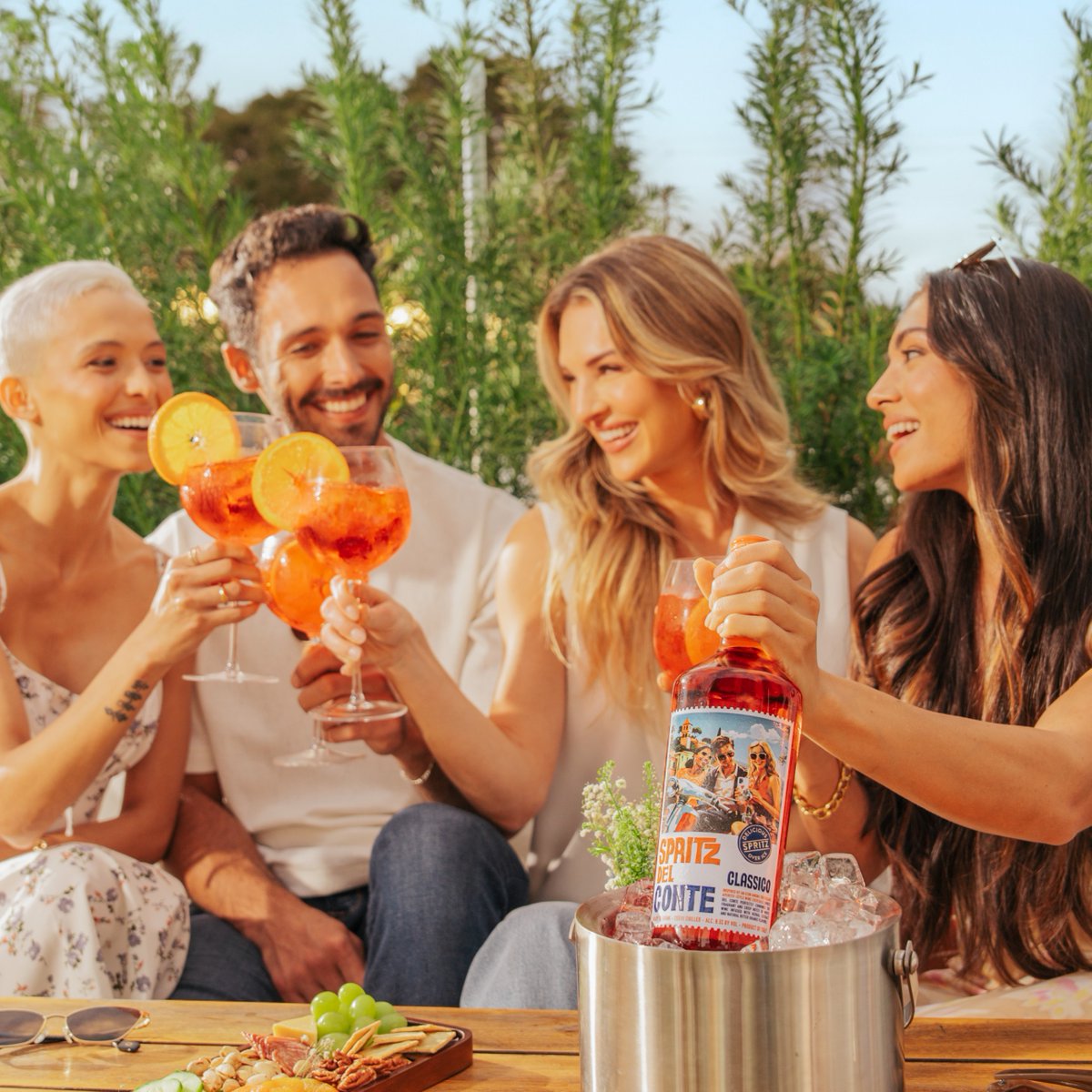 Spritz Del Conte is a ready-to-serve Italian Spritz. Share with friends over brunch, or enjoy on the patio, #spritzdelconte brings home an authentic #spritz experience, no mixing required. Pour over ice, garnish with an orange &amp; cheers to the Spritz life! 🥂 #twistpourspritz