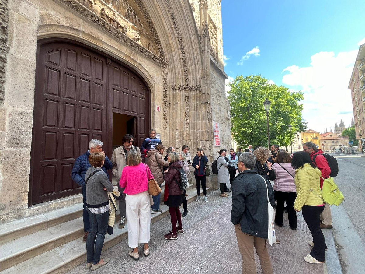 ColegioCirculo's tweet image. Los profesores del colegio pudieron conocer de primera mano todas las institalaciones y servicios que ofrece Cáritas  Diocesana de Burgos.  Estuvieron acompañados de Diego Pereda Sancho, responsable de comunicación de la institución y padre de nuestro cole.