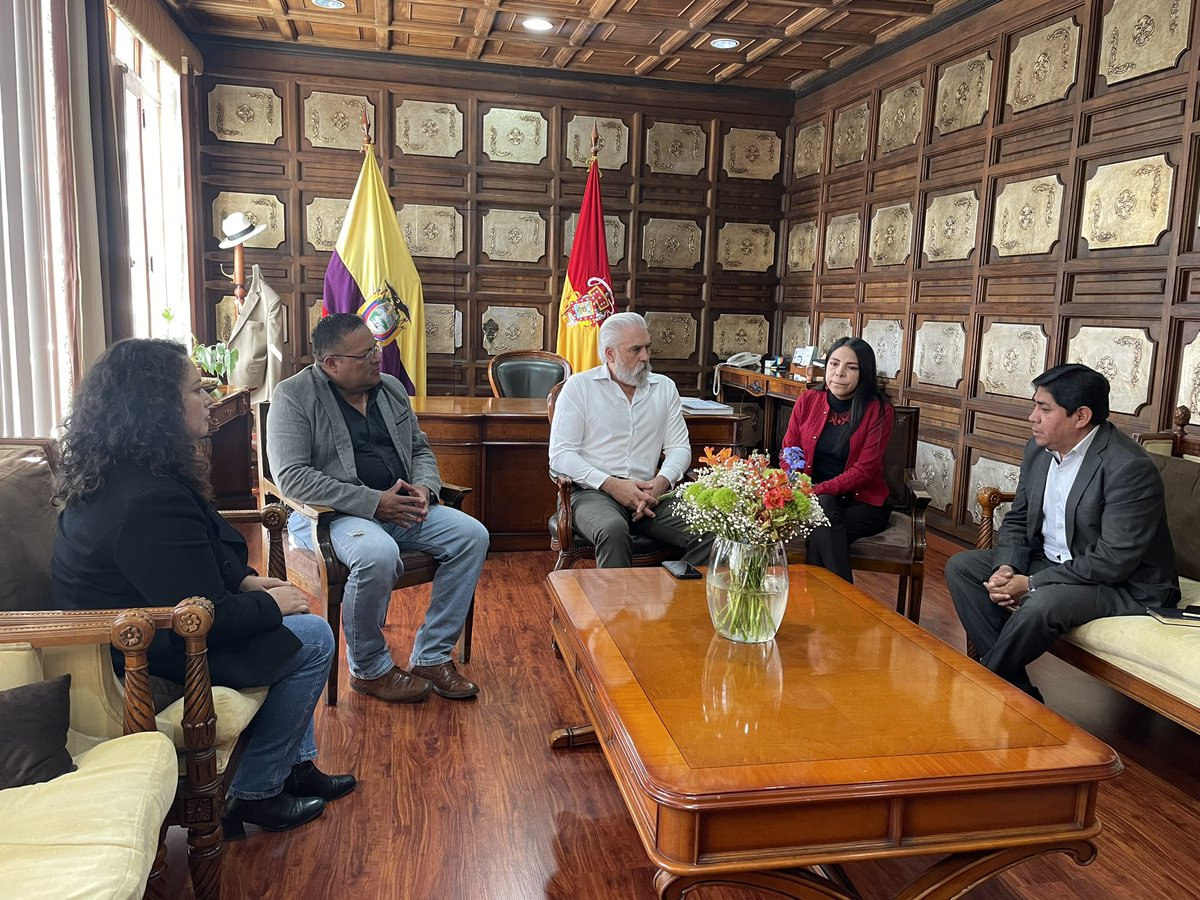 El día de hoy mantuvimos una reunión de trabajo con la <a href="/goberazuay/">Gobernación del Azuay</a> a fin de mantener un trabajo articulado entre los GAD’s Parroquiales y los entes de control. 

@AmorPorCuenca 
<a href="/czamoramatute/">Cristian Zamora M</a>