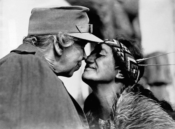 American First Lady Eleanor Roosevelt rubs noses with a Maori woman. New Zealand. Ca. 1940. 

#history #1940s #newzealand #maori #indegenous #eleanorroosevelt #usa #president #vintage #old