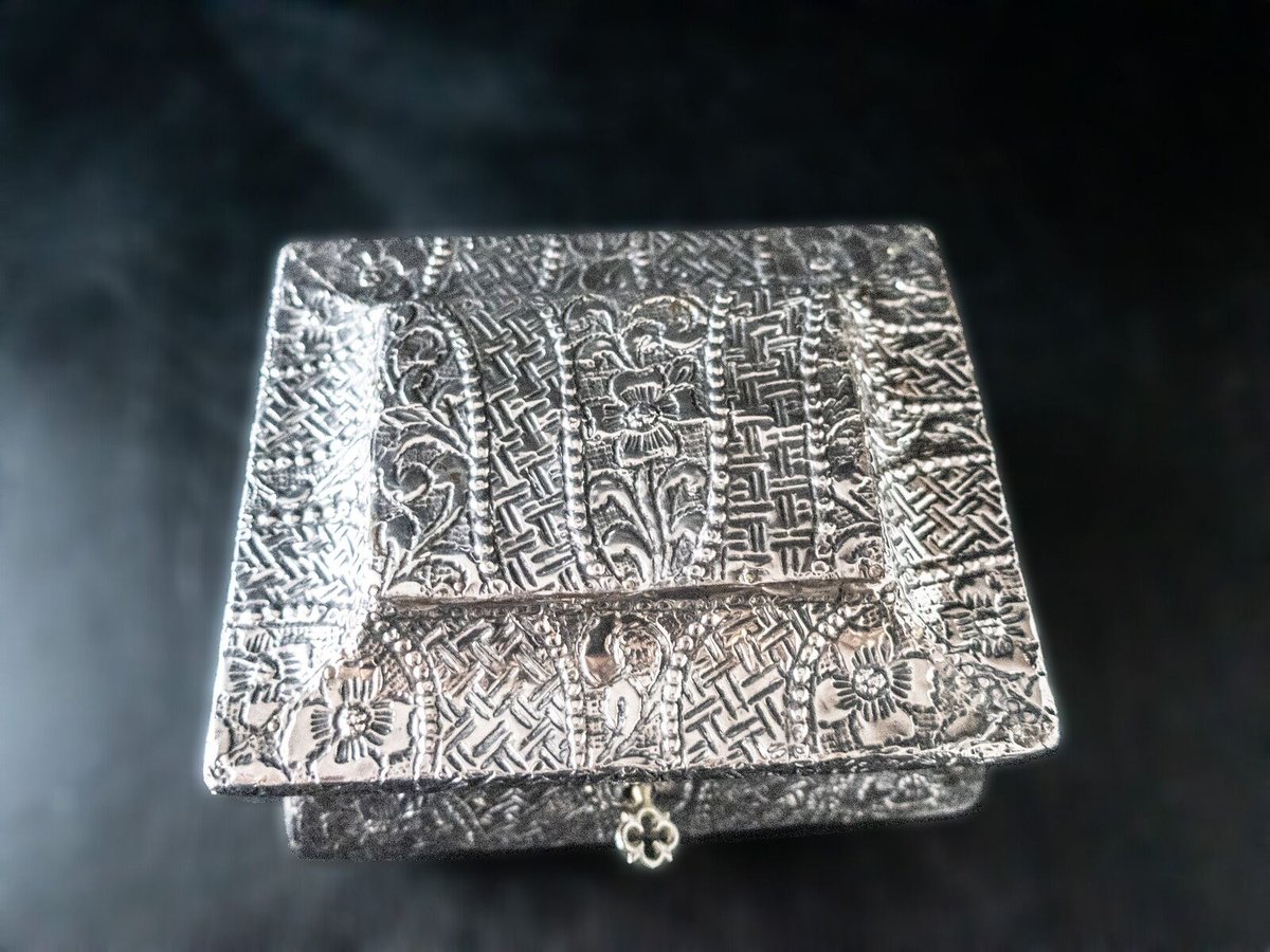 #vintagesilver #antiquesilver Handcrafted Embossed Sterling On Wood Trinket Box With Key
$199.00
Get here inventifdesigns.com/products/handc…