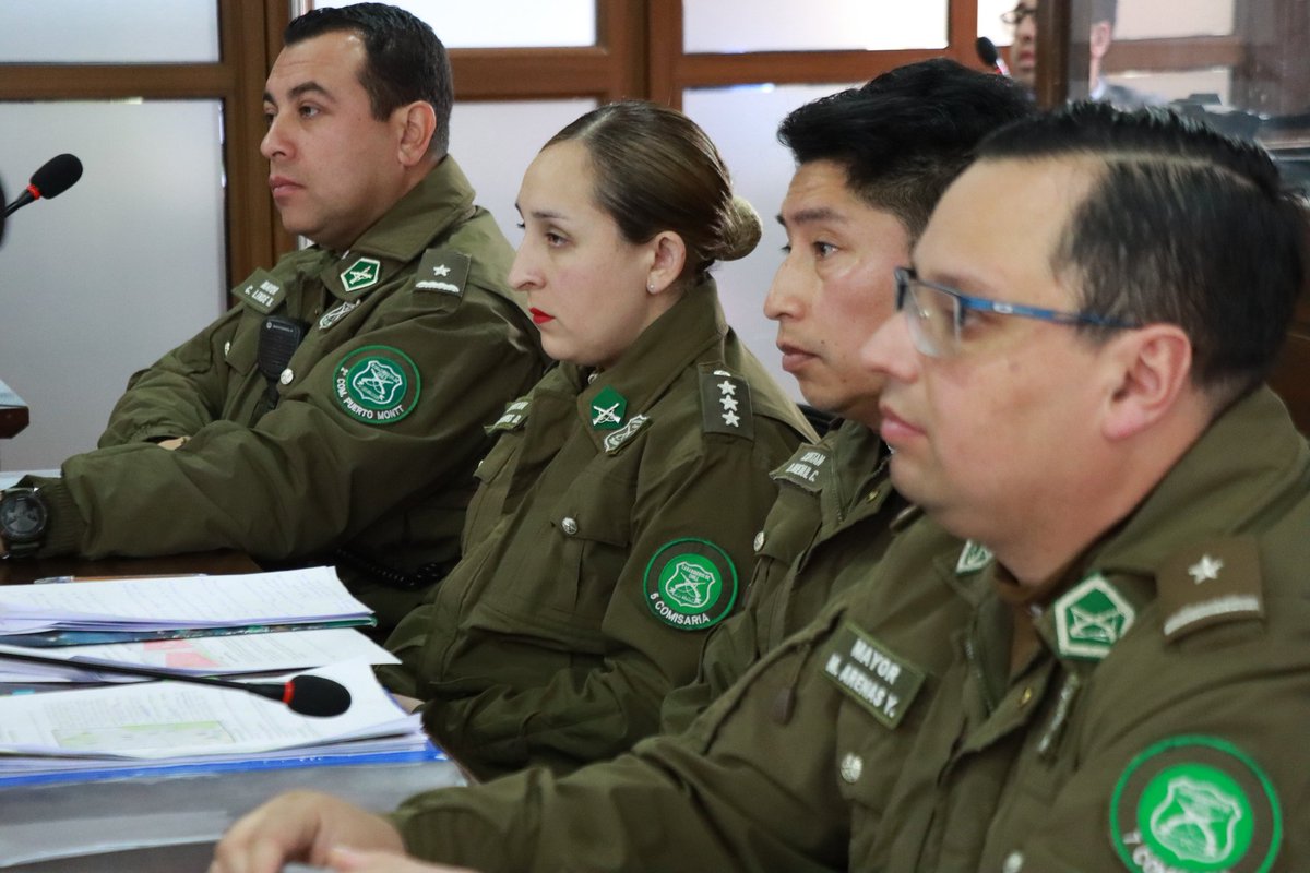 En Sistema Táctico de Operación Policial de @Carabdechile, autoridades y equipos comunales liderados por la Delegada Presidencial Regional @Giovimoreira y jefe de zona de @CarabLosLagos, analizan los principales delitos, incivilidades y estrategias policiales.