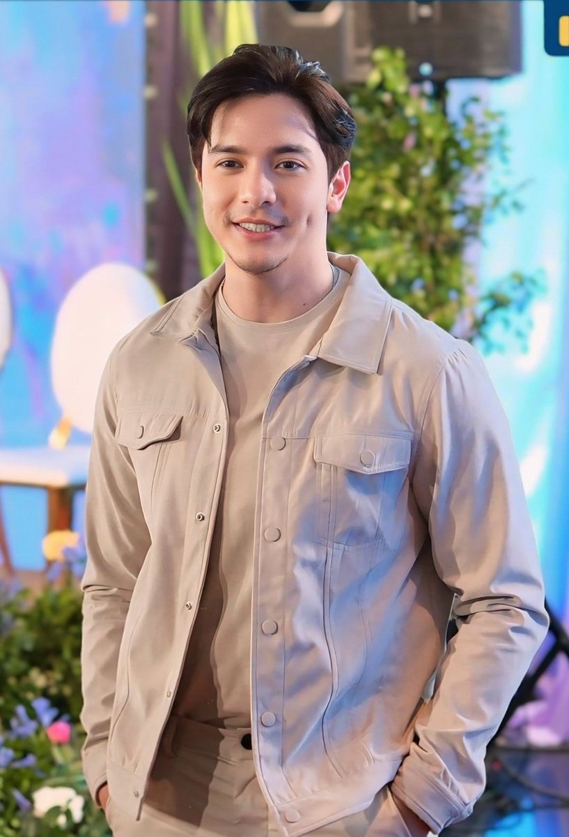 Balik na lang tayo sa pogi pics.

#ALDENRichards 
@aldenrichards02