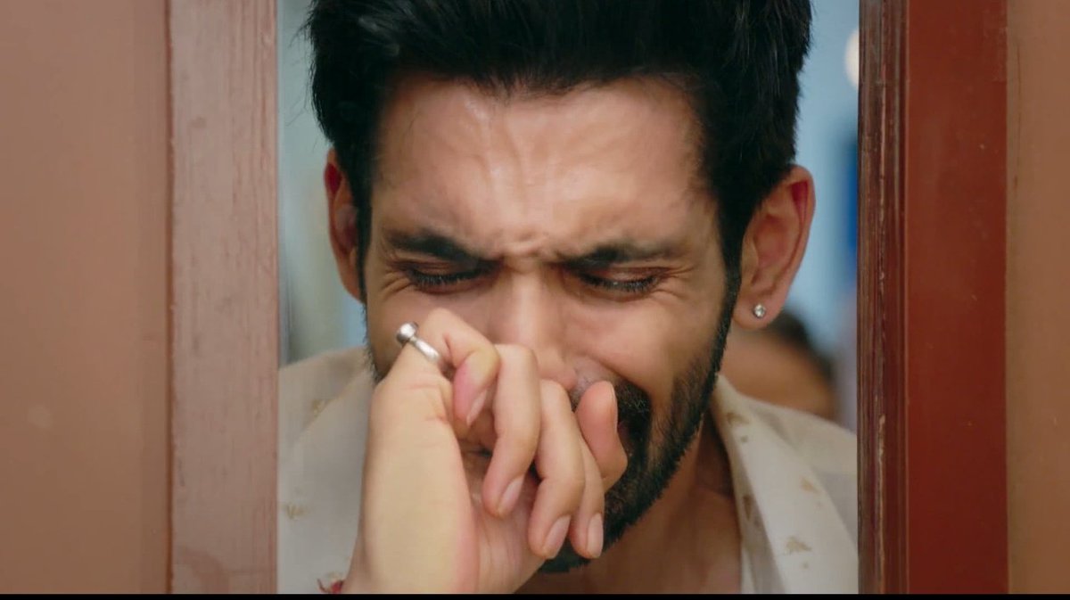 Virat shouts in pain & longing, as the monitor indicates the stopping of the 🫀beat of his mom, Virat, in agony, calls out to his mother, pleading with her not to leave him as she promised.🤧😭
Mom, I'll listen to everything u said. #ArjitTaneja  #ViratAhuja
#KaiseMujheTumMilGaye