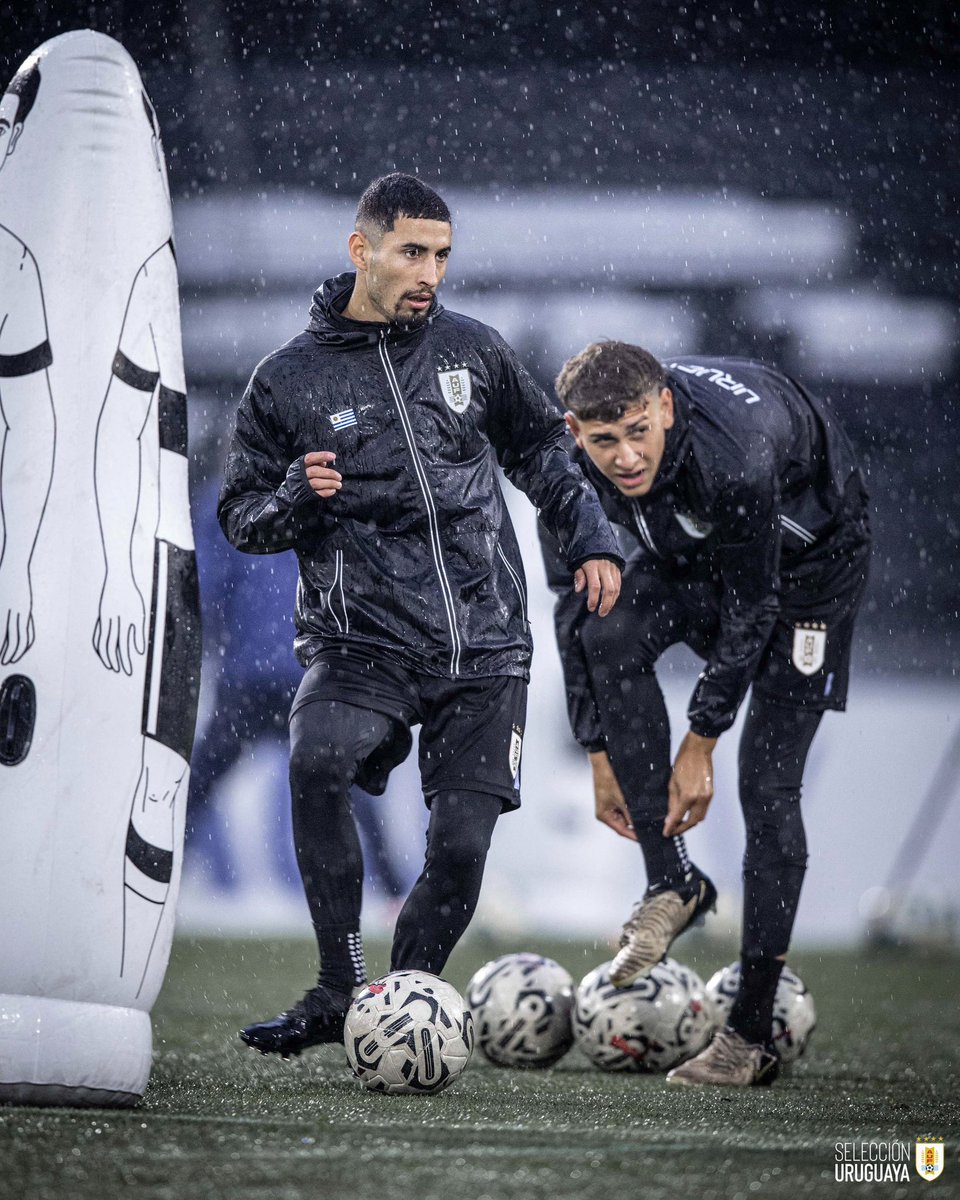 qvlcda's tweet photo. Barba candado, botines negros llenos de magia y gol. Ahí va el hombre del fútbol chacarero a cumplir el sueño que alguna vez su hermano, el Quique Mauricio Martínez estuvo cerca de cumplir. Como decía aquel cartel dedicado a Ahuntchaín, el interior también existe.

📷: @Uruguay https://t.co/EOZJj43CBB