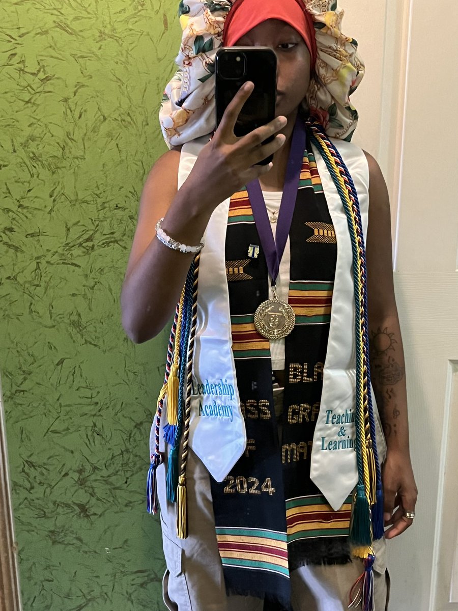 NOTMYJAI's tweet photo. #icedout 
#neckheavy 
#scholar
#gradonfriday
#whoopwhoop https://t.co/Y8QkghqGpy