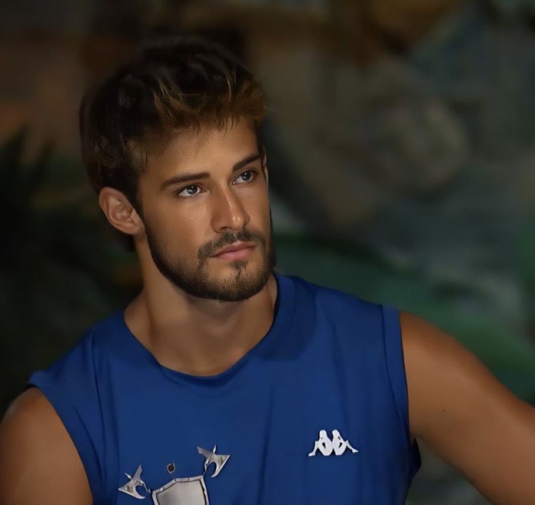 Batuhan ilk geldigi zamanlar "hemen elenir" diyenler simdi Batuhani son 4lusune koyuyor ve sampiyon olma ihtimalinin yuksek oldugunu soyluyor. cok gurur annecim❤ 

#Survivor2024Allstar
