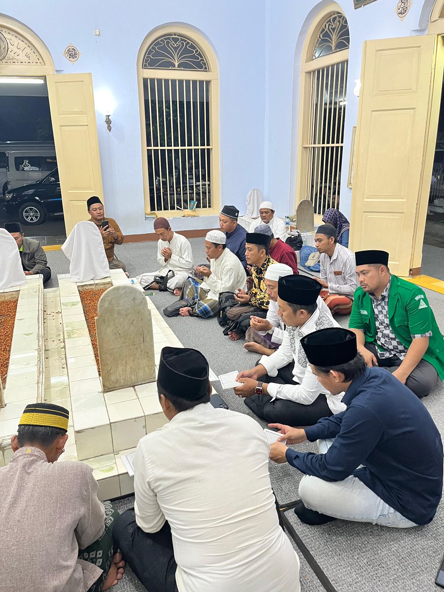 Alhamdulillah, bisa melakukan ziarah ke makam Habib Ahmad bin Abdullah bin Thalib Al Atthas di Pekalongan. Ulama besar berpengaruh dalam penyebaran ajaran Islam di Pantura Barat. 

Beliau lahir di kota Hajren, Hadramaut, Yaman pada tahun 1255 H. Semasa kecilnya, mendapat didikan