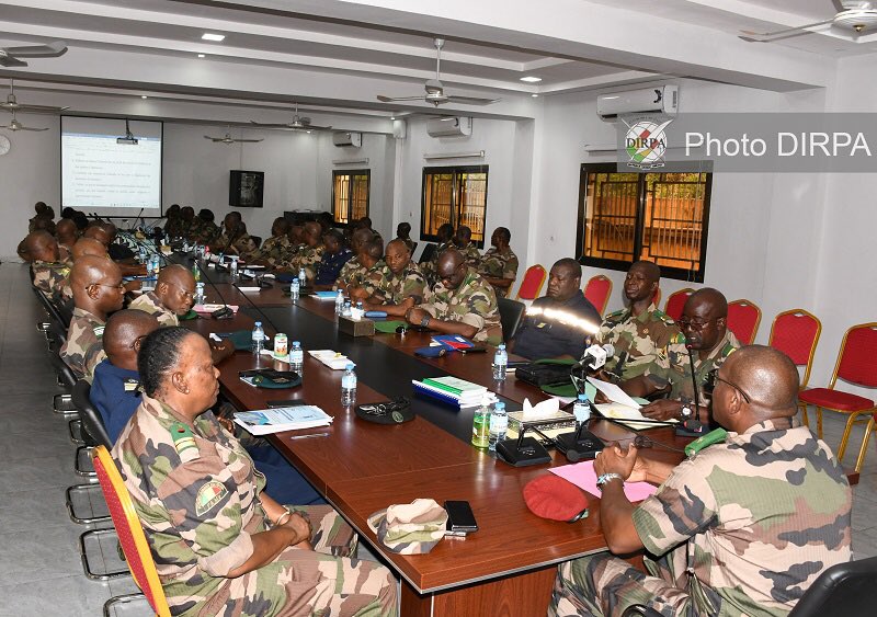 rafayaporgo's tweet image. #AES État du Mali 🇲🇱
#FAMA 

🛑#EMGA : Clôture du séminaire sur l’administration militaire dans les Armées et Services

Les travaux de la clôture du séminaire sur l’administration militaire dans les Armées et Services ont pris fin, le vendredi 24 mai 2024, dans la salle de