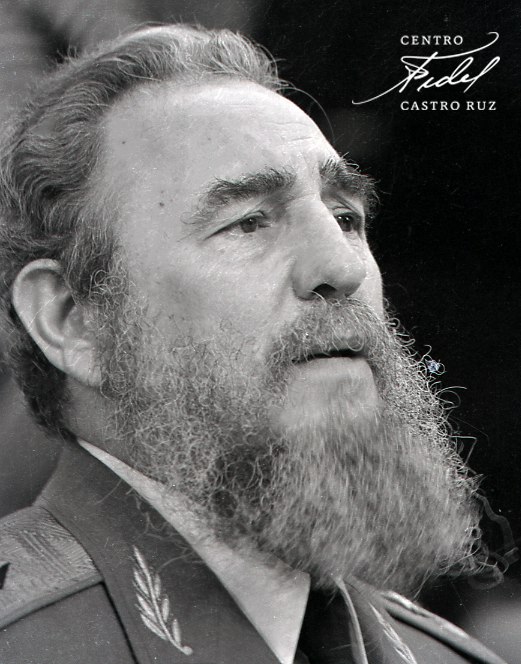 #Fidel:'Llevamos nuestras dificultades y nuestras escaseces con dignidad, con la dignidad de aquellos que no se rinden, con la dignidad de aquellos que no se pondrán jamás de rodilla'. #FidelVive