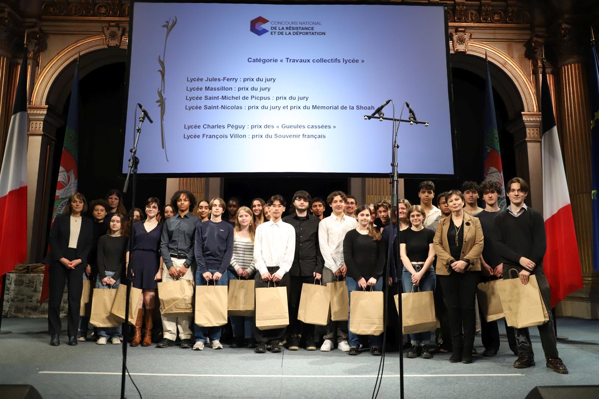 « Résister à la Déportation en France et en Europe »
🎖️ La cérémonie académique de remise des prix du #CNRD s’est tenue à l’Hôtel de Ville.
Projection des travaux collectifs et individuels : les établissements parisiens participent au devoir de mémoire et se souviennent.