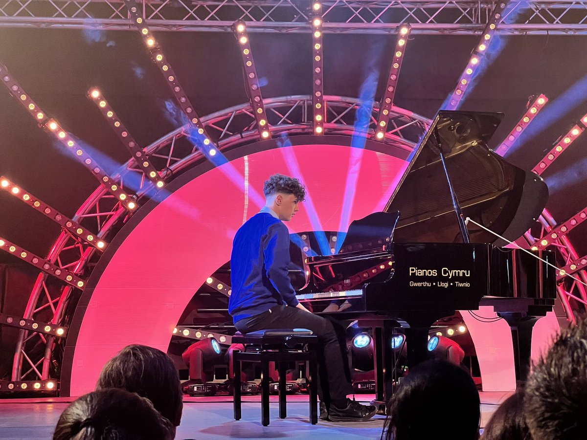 Gruff Watkins i orffen y diwrnod 🎹#freshtrim <a href="/YsgolYstalyfera/">Ystalyfera - Bro Dur</a>