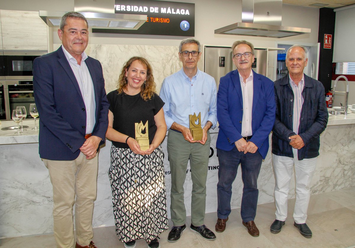 QuesosMontesM's tweet photo. Este martes estuvimos en el #gastrocampus de la @umaturismo en la tertulia de la Asociación @LaCartaMalacita, dedicada a los quesos y vinos que han sido premiados por la @diputacionMLG  y @SaboraMalaga  el año pasado, entre ellos nuestro queso curado Montes de Málaga. https://t.co/ZvQfVcMyKR
