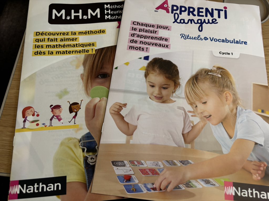 Quand nos deux méthodes préférées sont exposées côte à côte dans les couloirs de chez Nathan c’est sympa 😊 <a href="/apprentilangues/">Apprentilangues</a> <a href="/fannydelahaye/">Fanny De La Haye</a>