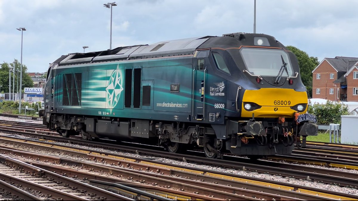 68009 “Titan” passing through Tonbridge on its way to Willesden after having completed a route learner to Dungeness, working 0Z64! @DRSgovuk