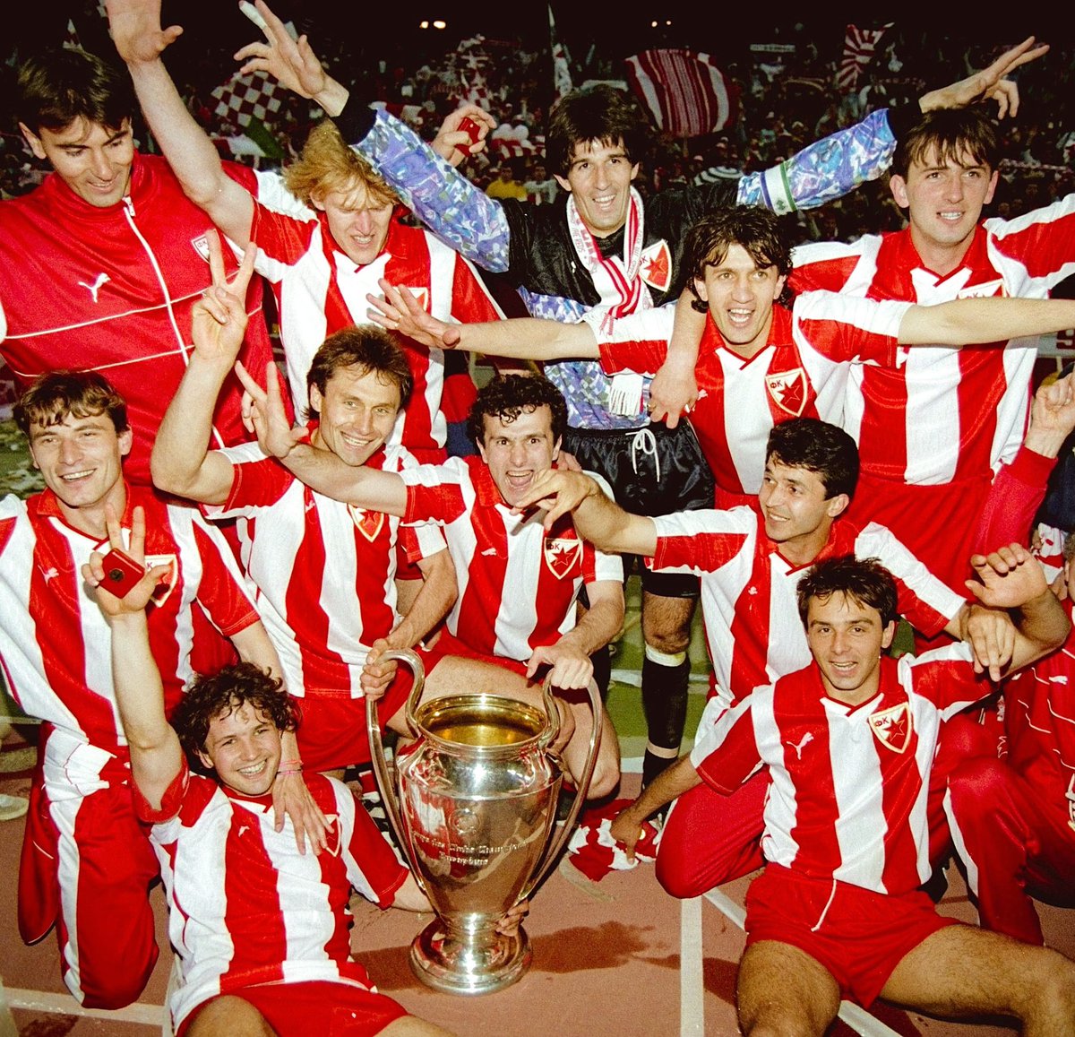 🔙 | На данашњи дан, пре 𝟯𝟯 године, Црвена звезда је постала шампион Европе. 🏆⚽🇷🇸 Тог 29. маја 1991. године, црвено-бели су у Барију после бољег извођења пенала савладали Олимпик из Марсеља (0:0, 5:3). 📸: @ChampionsLeague #FKCZ • #UCL • #FSS