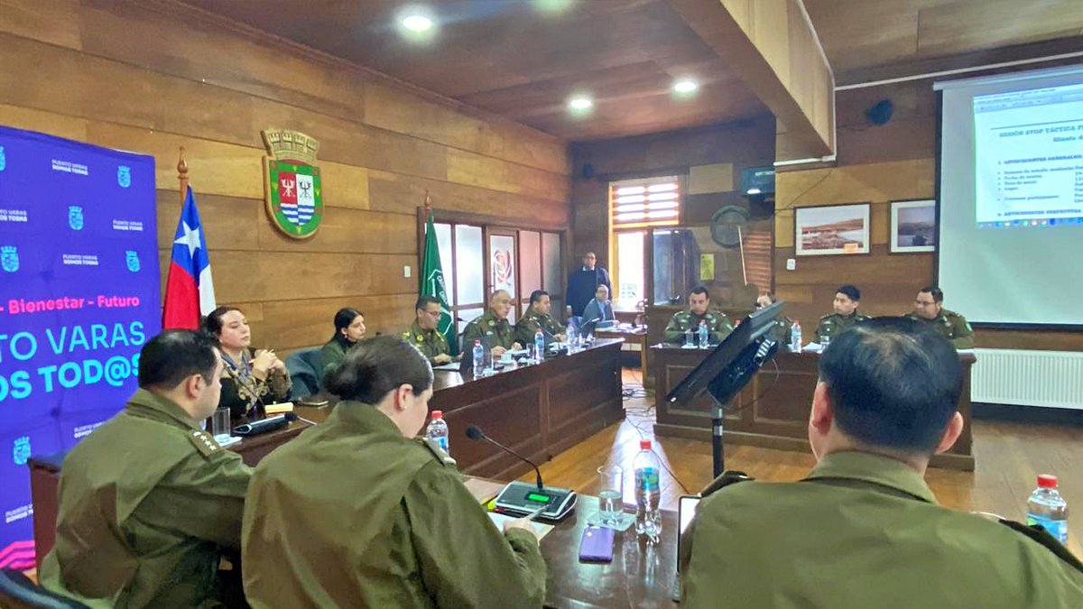 En #PuertoVaras autoridades encabezadas por @DPRLosLagos y jefe de Zona de Carabineros, general Héctor Valdés participan en sesión del Sistema Táctico de Operación Policial (STOP) analizando estadísticas delictuales y resultados del trabajo preventivo. #CarabinerosDeTodos