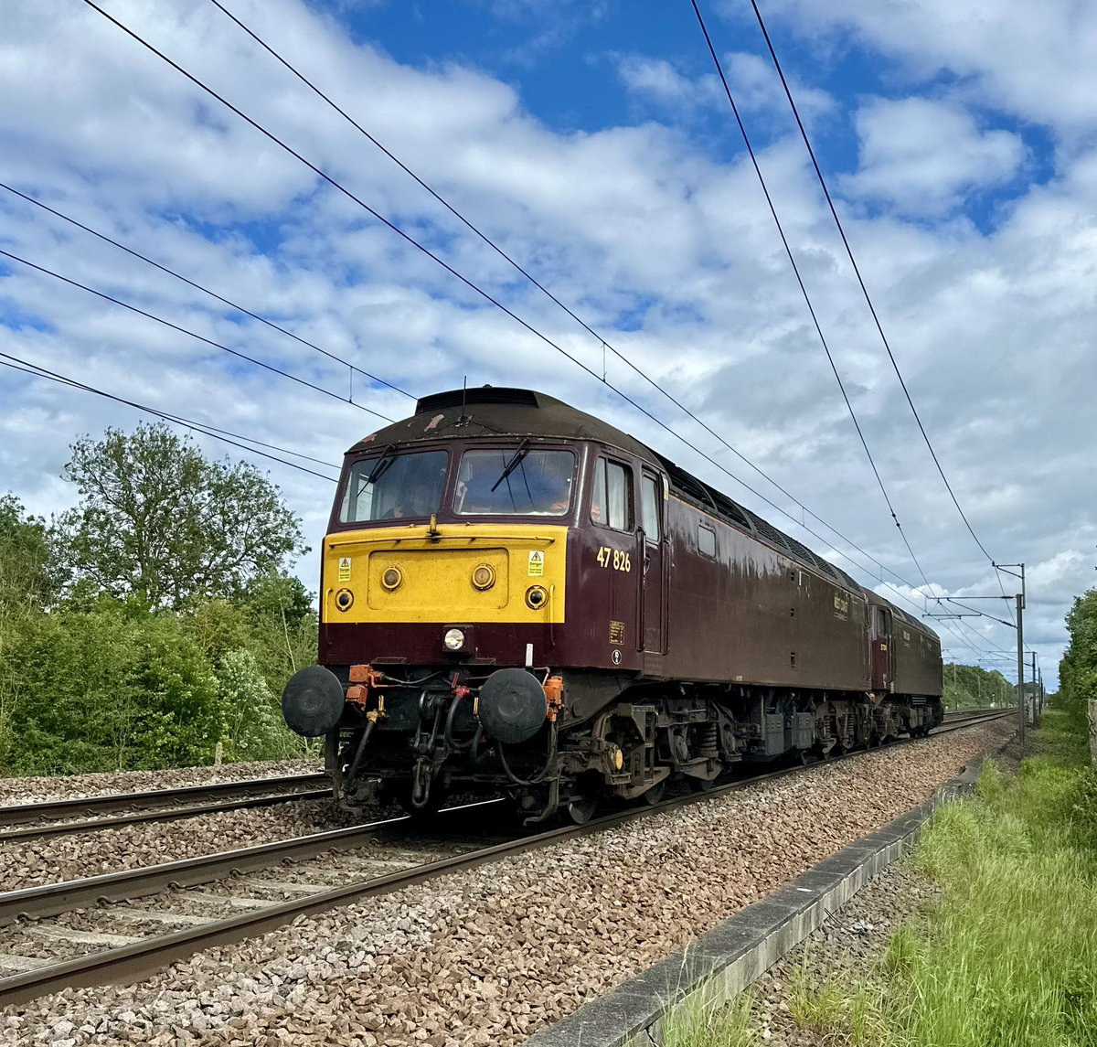 pdiddywoodcock's tweet image. 47826/57314 at Crofton on todays 0Z59 Doncaster - Carnforth #class47 #class57