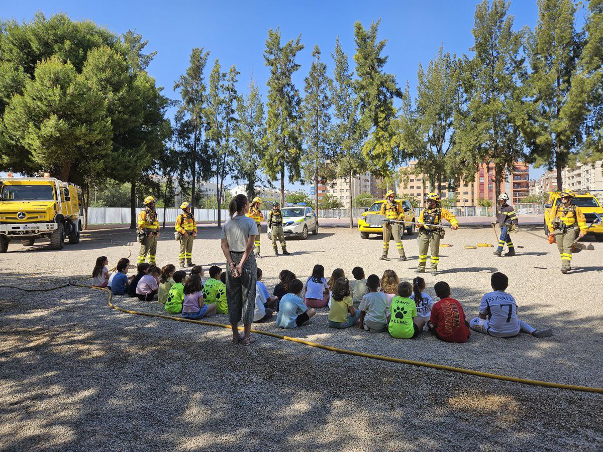 📢 Qué gran día con los alumnos del CEIP Nuestra Señora de Belén en #Murcia Les ha encantado conocer cómo trabajan nuestros Agentes Medioambientales y Bomberos forestales #AAMM_Murcia #BBFF #BRIFOR ¡Gracias por la acogida!