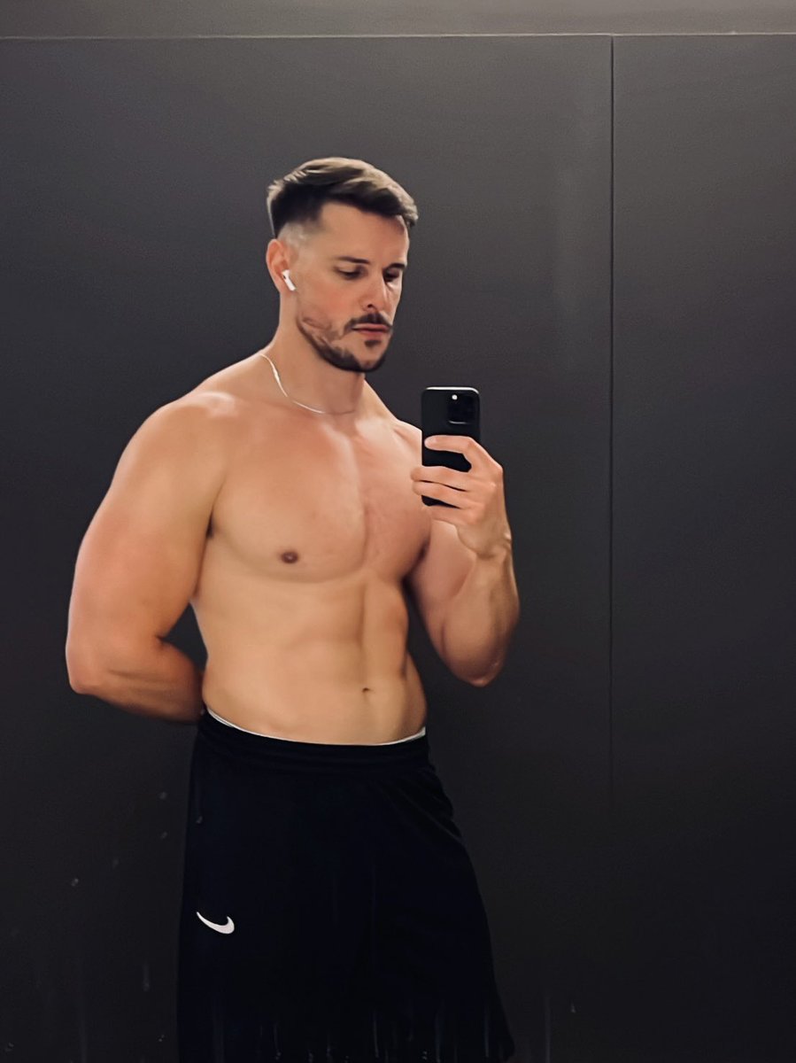 ultimate.simon tweet media