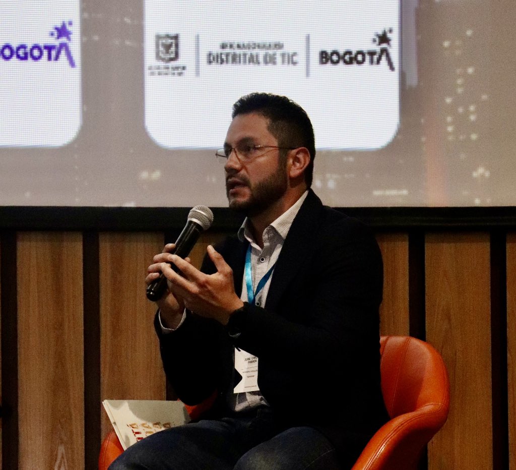 ConsejeriaTIC's tweet photo. “La política pública #BogotáTerritorioInteligente aportará al #PlanDistritaldeDesarrollo ‘Bogotá Camina Segura’ desde la apuesta al cierre de brechas, uso de nuevas tecnologías y fortalecimiento de capacidades en materia de innovación y seguridad digital” @juancparadag en #ExpoI https://t.co/Xz1fSzj088