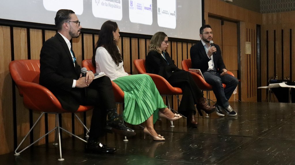 ConsejeriaTIC's tweet photo. “La política pública #BogotáTerritorioInteligente aportará al #PlanDistritaldeDesarrollo ‘Bogotá Camina Segura’ desde la apuesta al cierre de brechas, uso de nuevas tecnologías y fortalecimiento de capacidades en materia de innovación y seguridad digital” @juancparadag en #ExpoI https://t.co/Xz1fSzj088