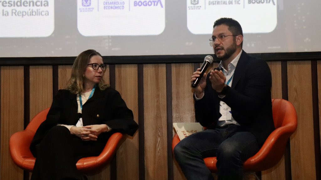 ConsejeriaTIC's tweet photo. “La política pública #BogotáTerritorioInteligente aportará al #PlanDistritaldeDesarrollo ‘Bogotá Camina Segura’ desde la apuesta al cierre de brechas, uso de nuevas tecnologías y fortalecimiento de capacidades en materia de innovación y seguridad digital” @juancparadag en #ExpoI https://t.co/Xz1fSzj088