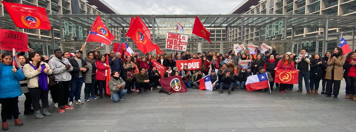 ¡Daniel, amigo, el pueblo está contigo! Somos cientos los que nos congregamos en los Juzgados de Garantía, Santiago, para expresar nuestro apoyo y solidaridad con @danieljadue #TeCreoJadue