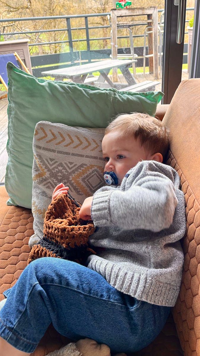 Appel à l’aide à Aime (Savoie)… Recherche doudou de mon fils. Un bonnet marron qui pue, tricoté par sa maman qui l’accompagne partout. Il l’a égaré dans le secteur entre le rond point de l’Ormente - basilique - 3G - Gare d’Aime. S’il faut déployer les hélicoptères, faites le.