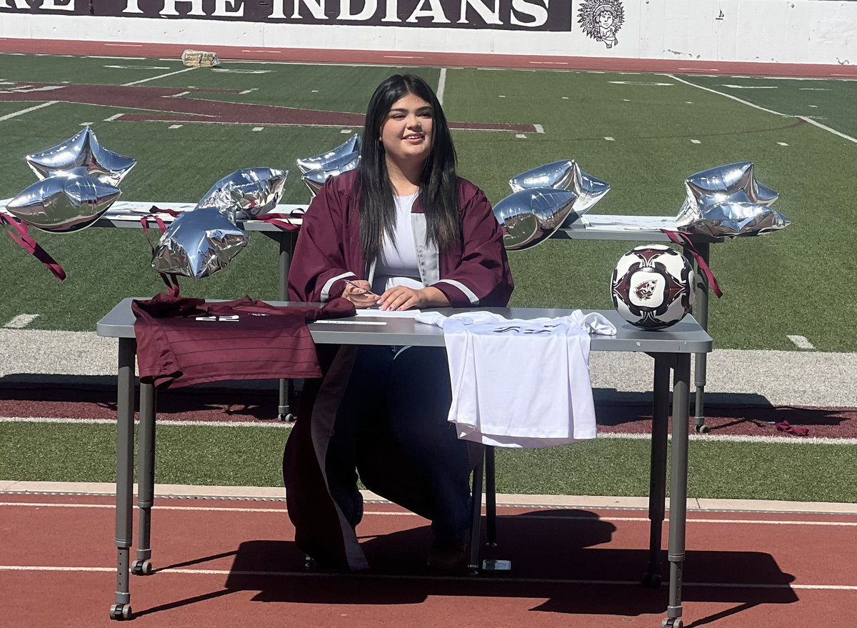 Ysleta_W_Soccer's tweet photo. Congratulations @Italiamunoz9 on signing to continue to play @USWAthletics ⚽️🔥@YsletaHS @YsletaSports @Prep1USA @enevarez99 @avalos2oofresh #Braidedforlife https://t.co/e66kvsjDkD