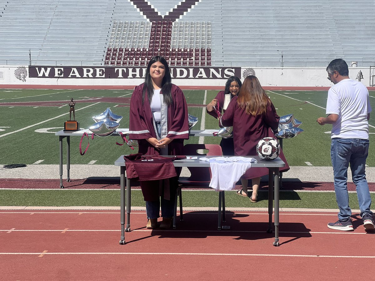 Ysleta_W_Soccer's tweet photo. Congratulations @Italiamunoz9 on signing to continue to play @USWAthletics ⚽️🔥@YsletaHS @YsletaSports @Prep1USA @enevarez99 @avalos2oofresh #Braidedforlife https://t.co/e66kvsjDkD