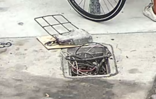 matucla's tweet photo. Hi @LADWP    what do we do about this? It seems very unsafe. https://t.co/Agdhum1X19
