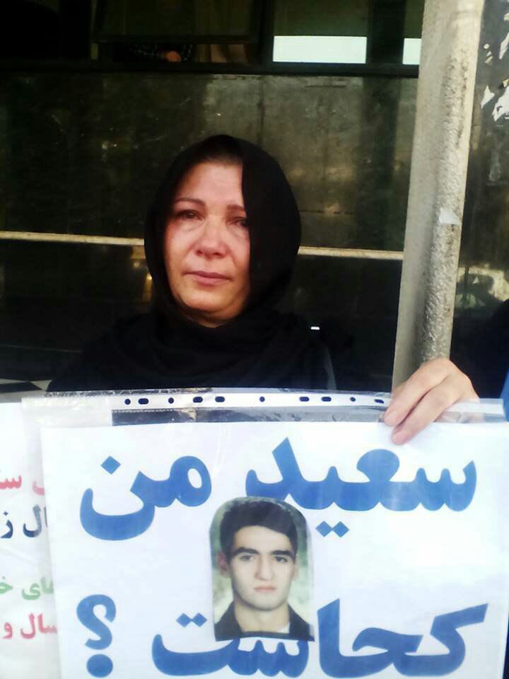 چشمهای من هنوز دنبال این مادره که دنبال پسرشه. از ۱۸ تیر ۱۳۷۸ پسرشو ربودند و هیچ جسدی هم بهش ندادند. #سعید_زینالی