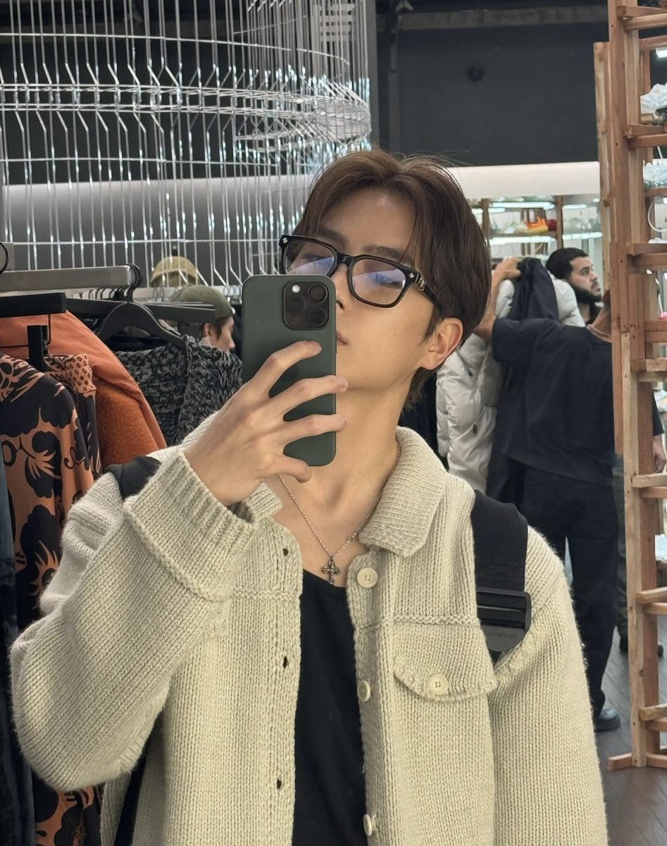 alfzb_'s tweet photo. 거울셀카 찍는 재현이 손 너무 예뻐 https://t.co/MM0talu5EQ