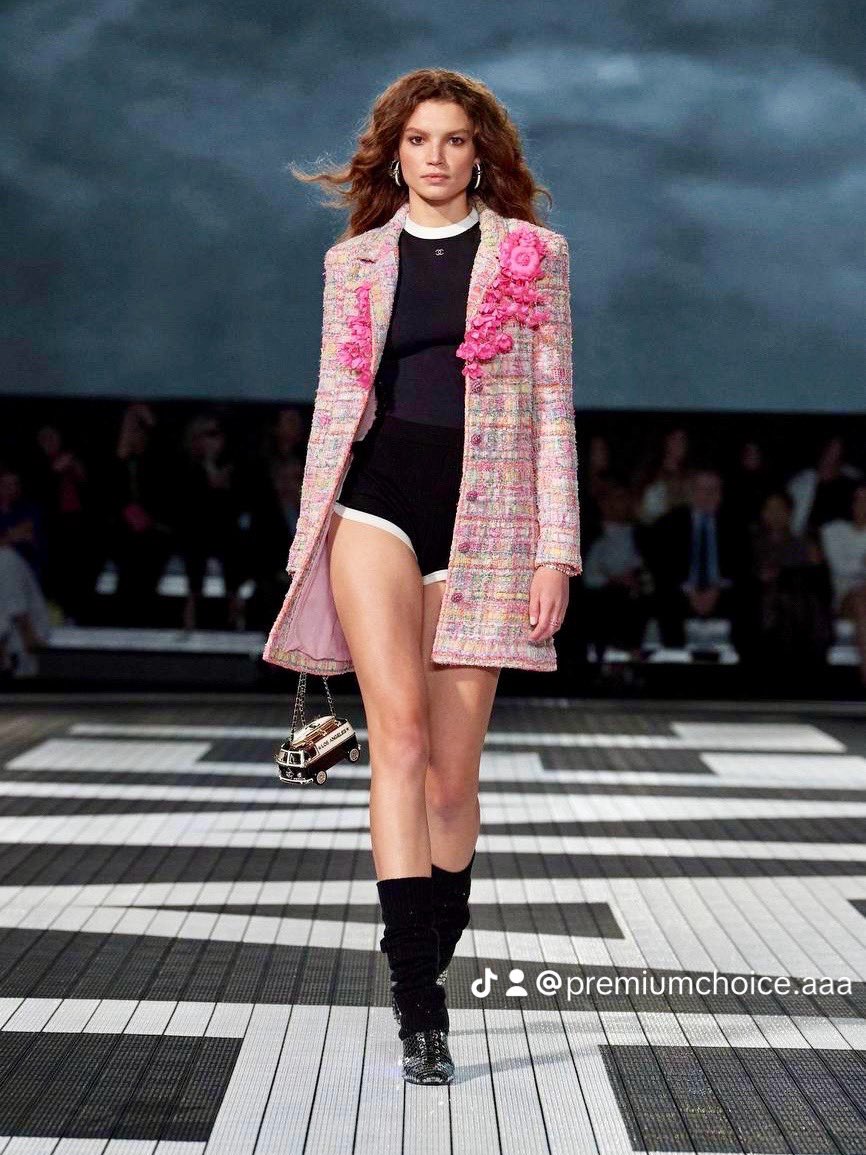 PremiumChoice_A's tweet image. CHANEL
😇
Minivan „Bulli“ Bag
Chanel Resort Show 2024
Matelasse Leder
Goldfarbene Beschläge
Kristalle
Emaille
9,4 x 16 x 8,7 cm
😇
Original Preis: € 14.100,—
PremiumChoice-Preis auf Anfrage
😇
wa.me/491752468168
😇
#CHANEL #RESORT2024 #BULLI #BAG #japan #augen #game