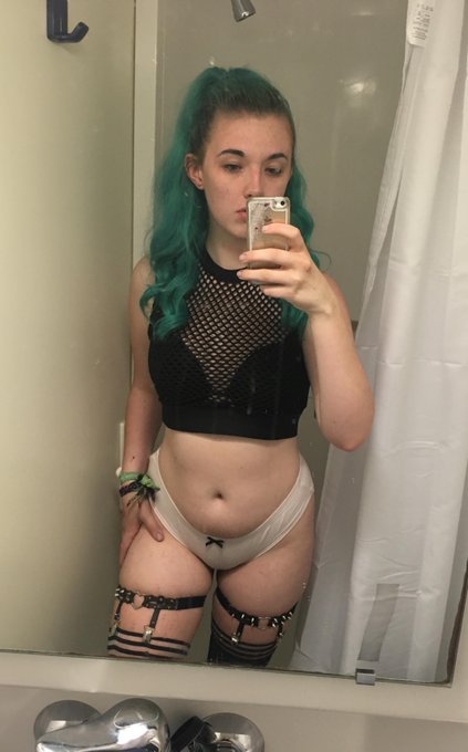 some selfies back from when i was in uni. would you have spent the night with me? https://t.co/Uy1Wq