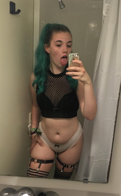 some selfies back from when i was in uni. would you have spent the night with me? https://t.co/Uy1Wq