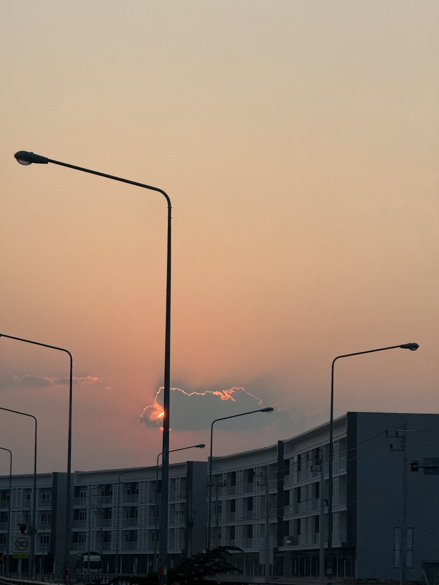 บางวันแค่ได้มองท้องฟ้าสวยๆ
มันช่วยฮีลใจได้จริงนะ