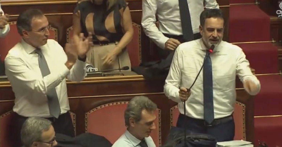 La sinistra migliora. Quando era al Governo toglieva le mutande agli italiani. Ora l'opposizione si limita a levare la giacca a se stessa.